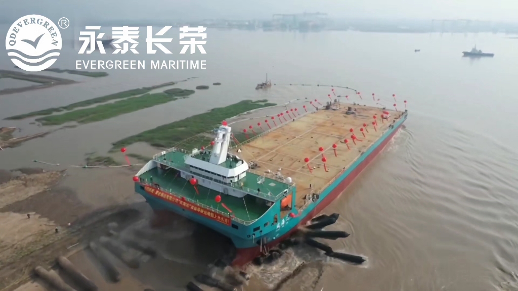 2023 年 6 月,全球首艘江海直达DP2多用途双体运输接驳船“风海达“在浙江台州方振船业采用气囊上排下水顺利吉水。