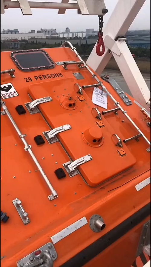 海上逃生的救生艇,遇到危险弃船逃命时都快速钻进去,压缩食品,淡水,卫星电话,海钓杆等 航海之路 深海