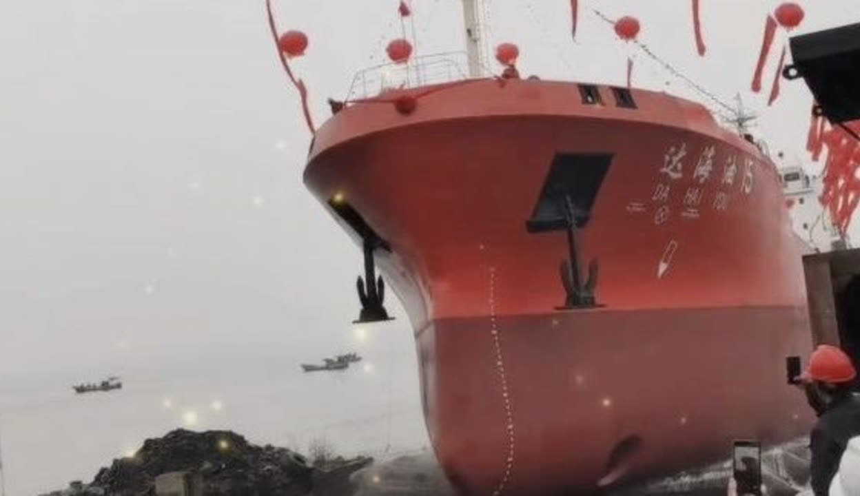 贺“达海油15”船气囊上排下水吉水接水顺利#达海油15#气囊下水#船舶下水#船用气囊