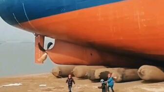 铲车助推8200吨散货船“远景发展”气囊上排下水吉水接水顺利#气囊下水#船舶下水#船用气囊#散货船下水#远景发展