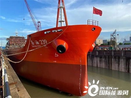 江苏海通一艘成品油船顺利下水