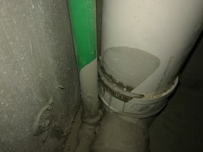 厨房下水管接了三通不久,发现上面渗水,大家帮忙看看说说原因和补救办法