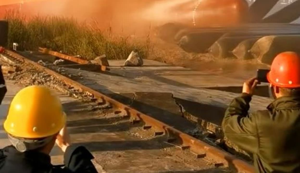 贺丰益3(LPG)船气囊上排下水接水顺利