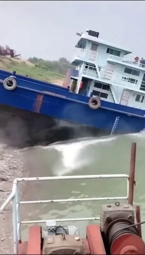 第一次见船下水,这架势我都愣了,真是贫穷限制了想象