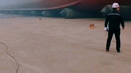 贺大津重工8000DWT散货船气囊上排下水吉水接水顺利