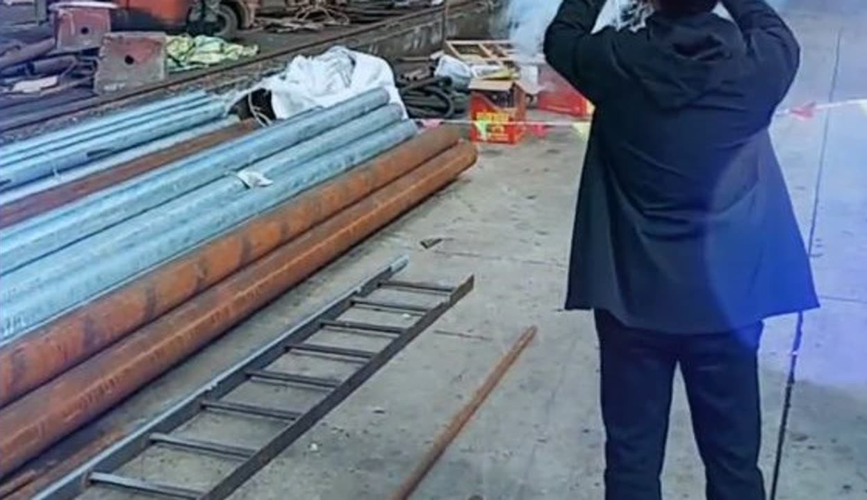 贺“荣和正”船气囊上排下水接水吉水顺利#气囊下水#船舶下水#船用气囊#气囊上排下水