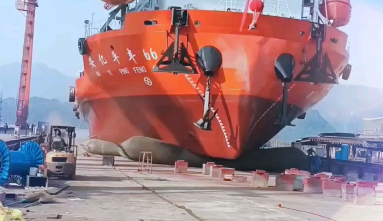 祝贺台州枫叶船厂“安亿平丰”船气囊上排下水吉水接水顺利