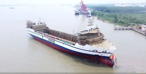 芜湖造船厂一艘滚吊船下水