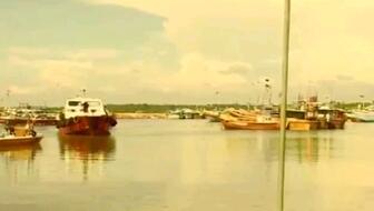 铲车助推8200吨散货船“远景发展”气囊上排下水，吉水接水顺利