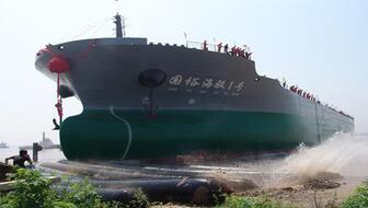 8200吨散货船“远景发展”气囊上排下水纪实