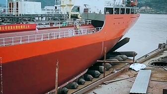 创新技术显威力 铲车助推8200吨散货船“远景发展”号气囊上排下水圆满成功