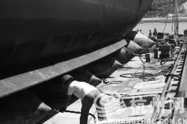 创新突破 5.5万吨巨轮气囊下水，台州船企刷新世界纪录